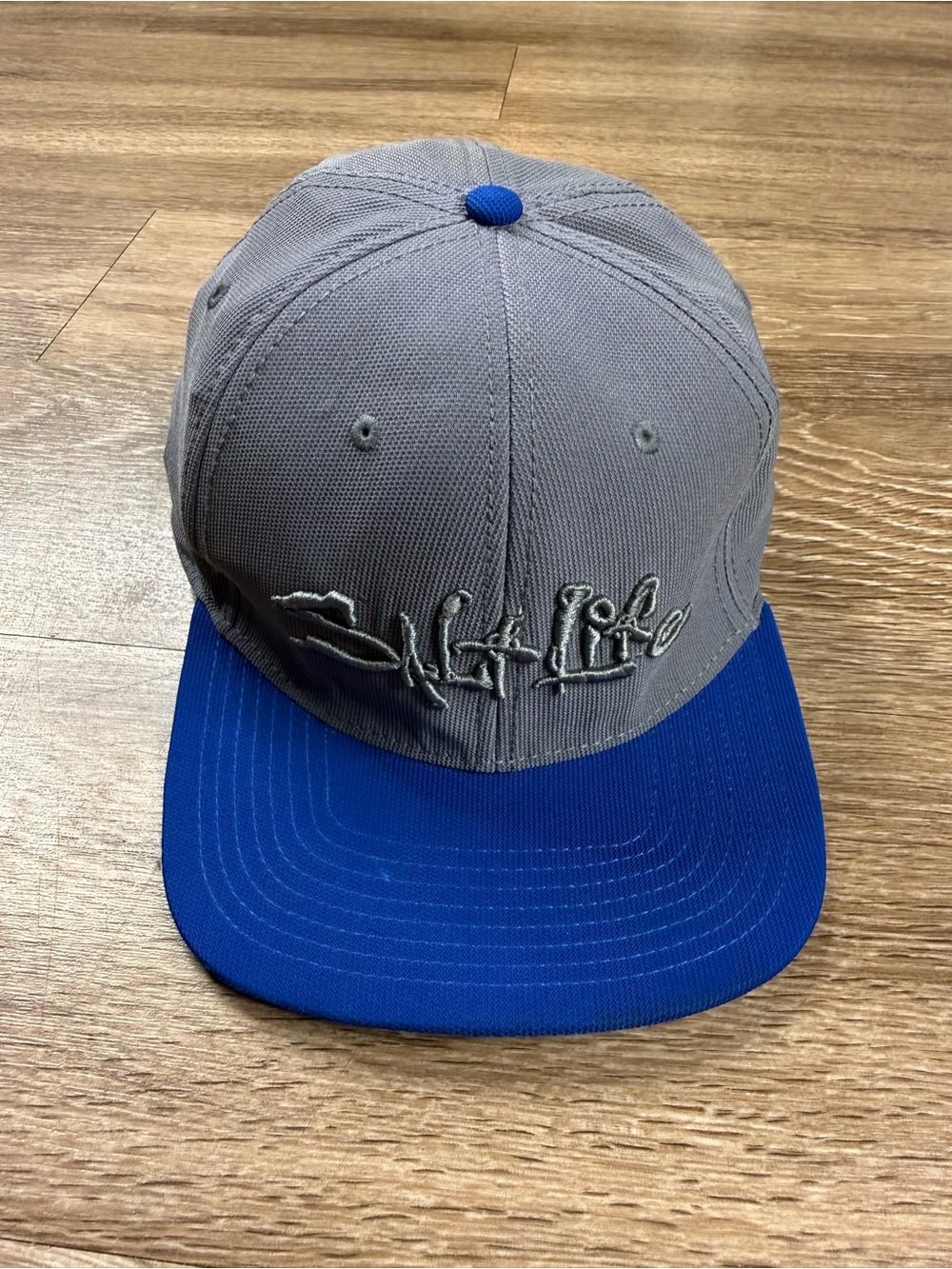 Salt Life men’s Gray & Royal Blue Snapback Hat with Script Embroidery